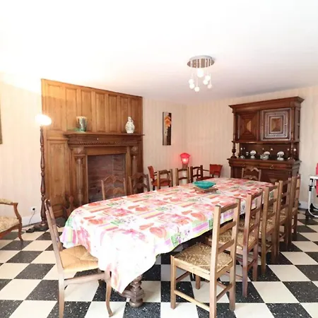 Maison De Caractere Renovee A Mauriac: 12 Pers, Jardin Clos, Cheminee, Proche Activites Nature - Fr-1-742-120 * Mauriac (Cantal)