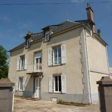 Vakantiehuis Maison De Caractere Renovee A Mauriac: 12 Pers, Jardin Clos, Cheminee, Proche Activites Nature - Fr-1-742-120