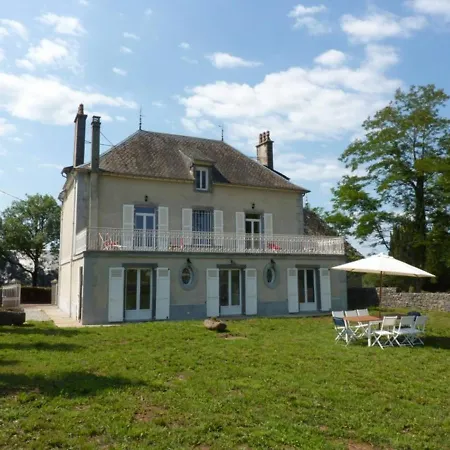 Maison De Caractere Renovee A Mauriac: 12 Pers, Jardin Clos, Cheminee, Proche Activites Nature - Fr-1-742-120