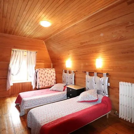 Maison De Caractere Renovee A Mauriac: 12 Pers, Jardin Clos, Cheminee, Proche Activites Nature - Fr-1-742-120 * Mauriac (Cantal)
