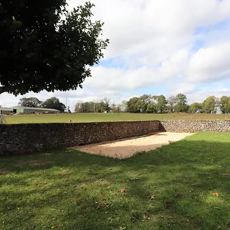 Maison De Caractere Renovee A Mauriac: 12 Pers, Jardin Clos, Cheminee, Proche Activites Nature - Fr-1-742-120 *