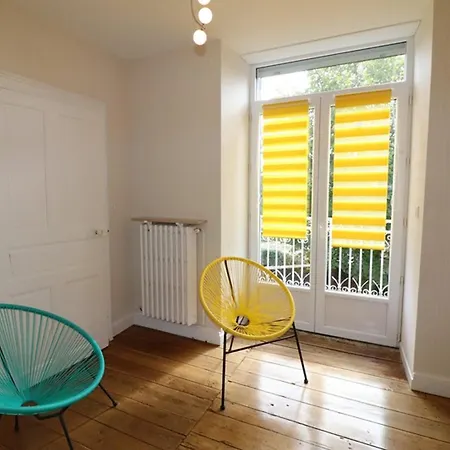 Vakantiehuis Maison De Caractere Renovee A Mauriac: 12 Pers, Jardin Clos, Cheminee, Proche Activites Nature - Fr-1-742-120