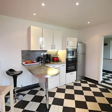 Maison De Caractere Renovee A Mauriac: 12 Pers, Jardin Clos, Cheminee, Proche Activites Nature - Fr-1-742-120 *