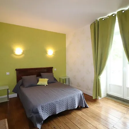 Maison De Caractere Renovee A Mauriac: 12 Pers, Jardin Clos, Cheminee, Proche Activites Nature - Fr-1-742-120 Vakantiehuis Mauriac (Cantal)